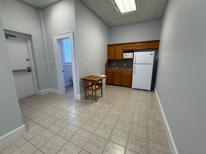 More Photos Of 113 E 3rd St, Taylor Storefront Retail Office For Lease