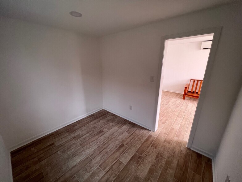 More Photos Of 833 Oliver Ave, Aurora Warehouse For Sale