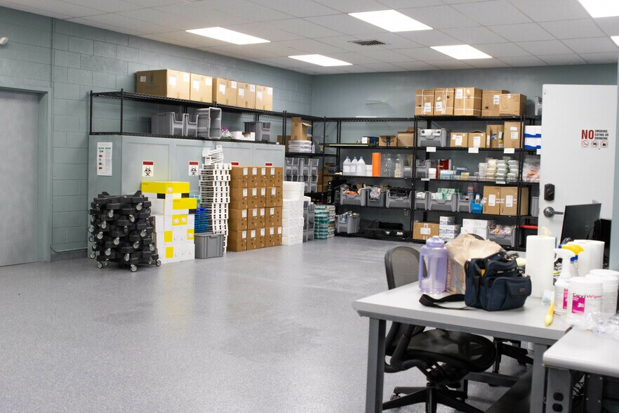 More Photos Of 9675 4th St N, Saint Petersburg Veterinarian Kennel For Lease