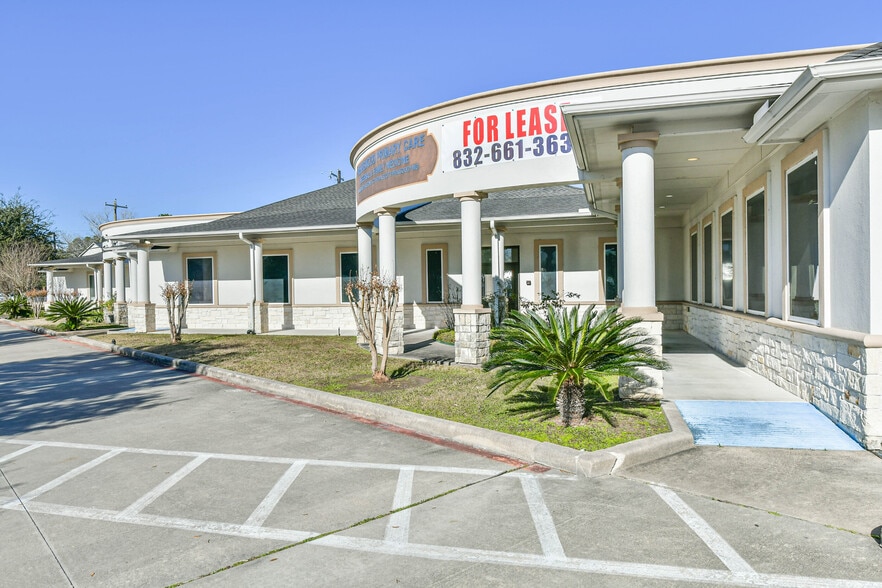 More Photos Of 1111 S Friendswood Dr, Friendswood Office For Lease