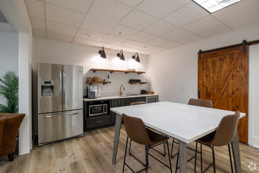 More Photos Of 284 S Main St, Alpharetta Unknown For Lease