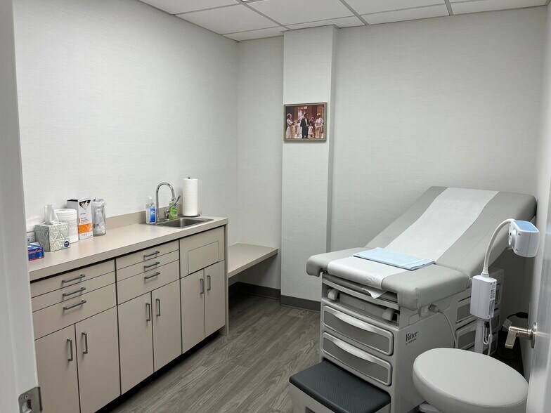 More Photos Of 233 E Shore Rd, Great Neck Medical For Lease