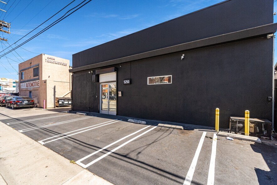 More Photos Of 5250 Vineland Ave, North Hollywood Loft Creative Space For Lease