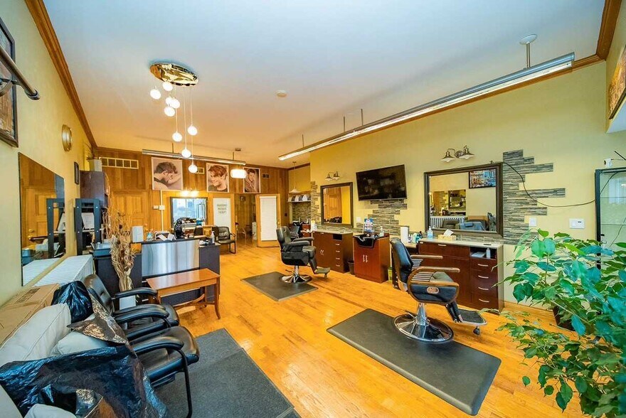 More Photos Of 5848 Ferry St, Niagara Falls General Retail For Sale