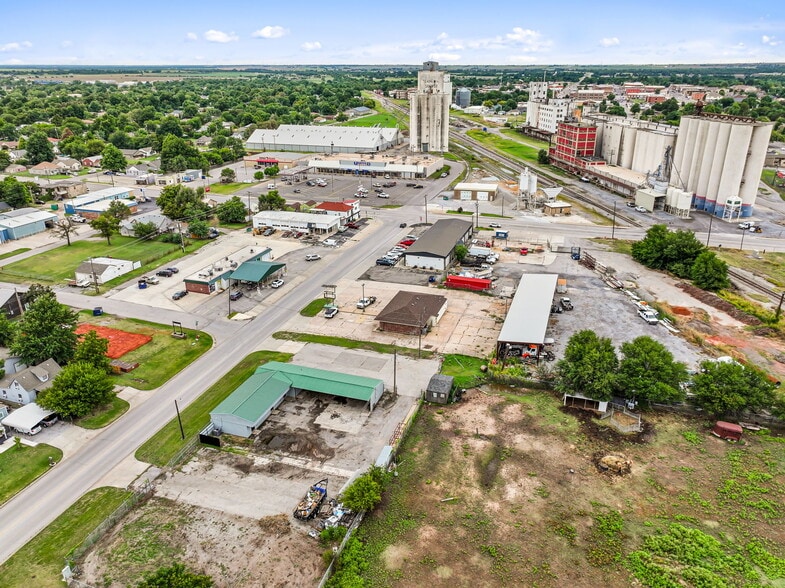 More Photos Of 1401 S Choctaw Ave, El Reno Flex For Lease