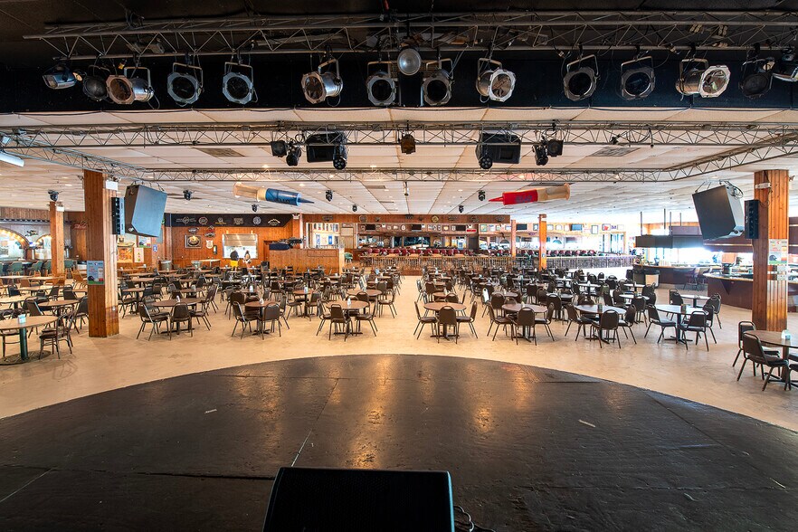 More Photos Of 324 Delaware St, Put In Bay Restaurant For Sale