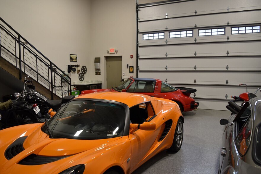 More Photos Of 2108-2260 Ferry Rd, Naperville Showroom For Sale