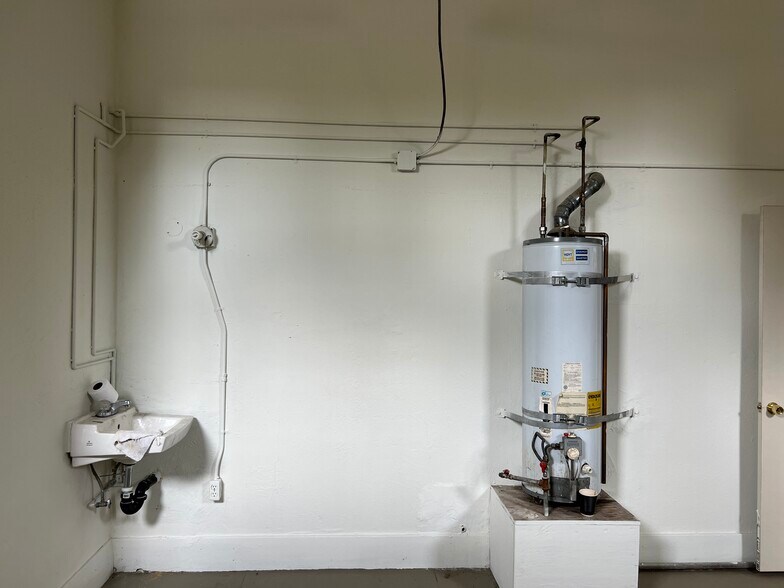 More Photos Of 2501-2503 14th Ave, Oakland Freestanding For Lease