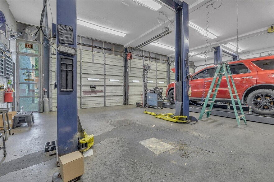 More Photos Of 1474 Peters Creek Rd NW, Roanoke Auto Repair For Sale