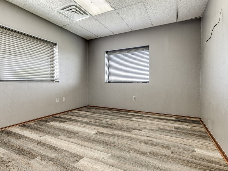 More Photos Of 4900 S Rockwell St, Oklahoma City Warehouse For Lease