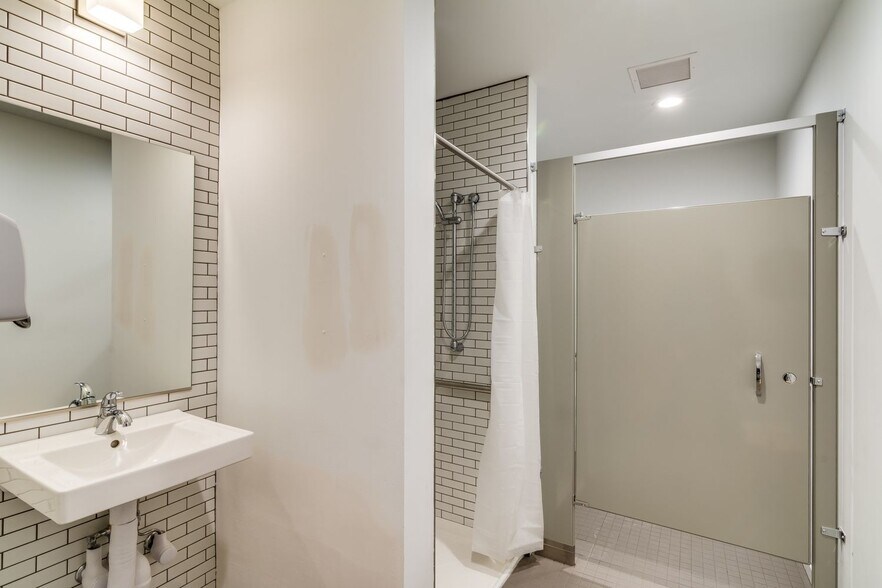 More Photos Of 965 W 18th St, Chicago Apartments For Sale