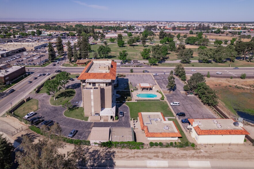 More Photos Of 3200 21st St, Bakersfield Office For Sale