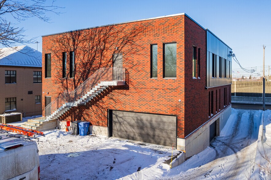 More Photos Of 7980 Boul Métropolitain E, Anjou Loft Creative Space For Lease