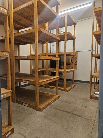 More Photos Of 3207 Laura Ln, Middleton Flex For Lease