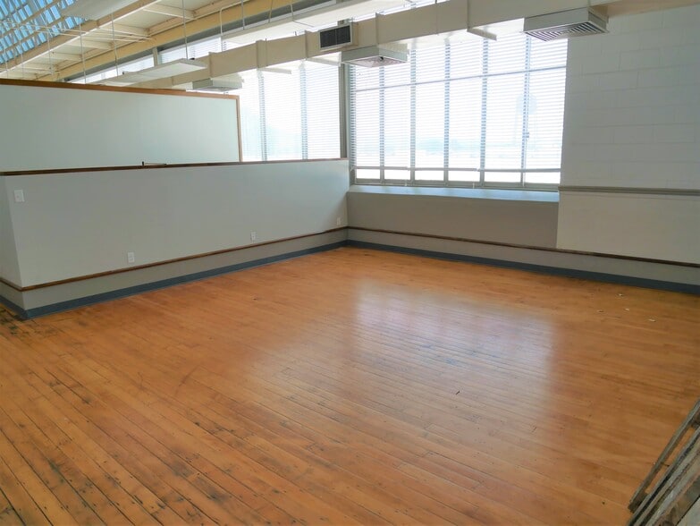 More Photos Of 105 Maple St, Rossville Light Distribution For Sale