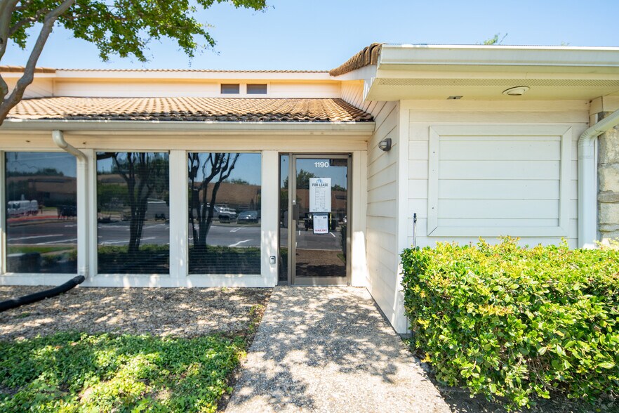 More Photos Of 1116-1126 W Pioneer Pky, Arlington Unknown For Lease