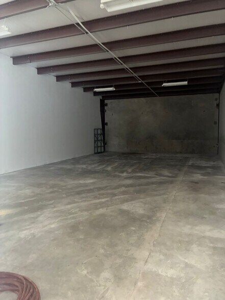 More Photos Of 4814 Alexander Ln, Dallas Showroom For Lease