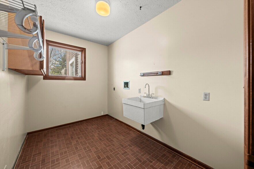 More Photos Of 832 S Main St, Canton Specialty For Sale