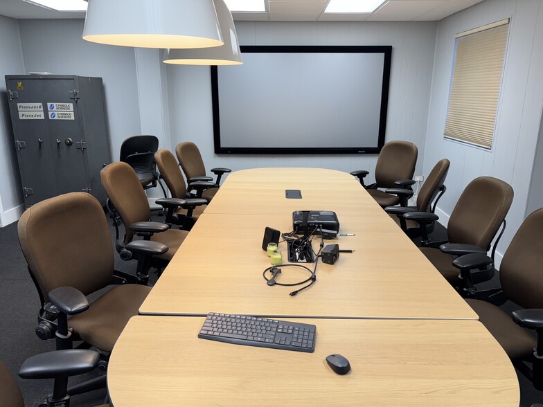 More Photos Of 3632-3652 N Cicero Ave, Chicago Showroom For Sale