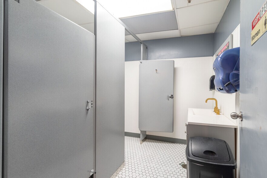 More Photos Of 314-316 Front St, Ketchikan Specialty For Sale