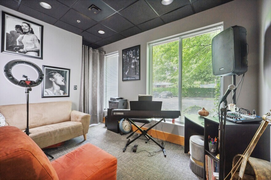 More Photos Of 3120 Latrobe Dr, Charlotte Showroom For Lease