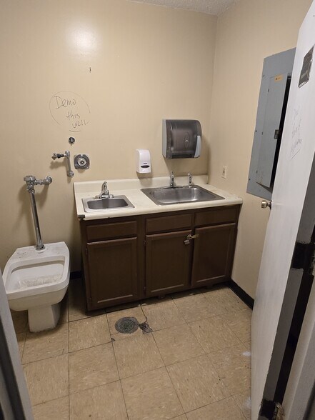 More Photos Of 913 9th Ave W, Hendersonville Skilled Nursing Facility For Sale