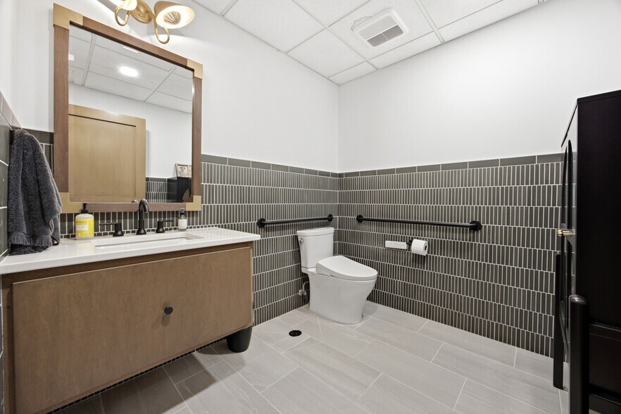 More Photos Of 2942 S Fiechtnet Dr, Fargo Warehouse For Sale