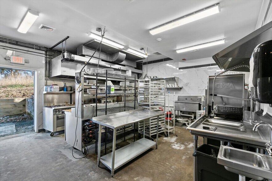 More Photos Of 439 Candlewood Lake Rd, Brookfield Freestanding For Lease