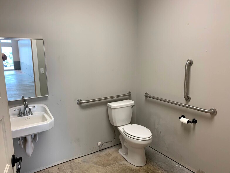 More Photos Of 1151 Oldham Pky, Lee's Summit General Retail For Sale