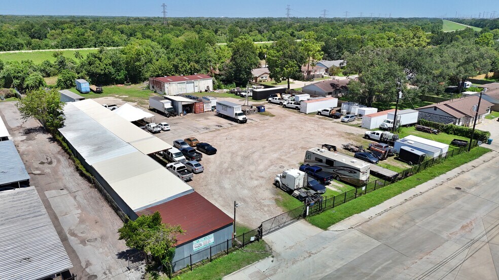 More Photos Of 1915 Sherwood Forest St, Houston Warehouse For Sale