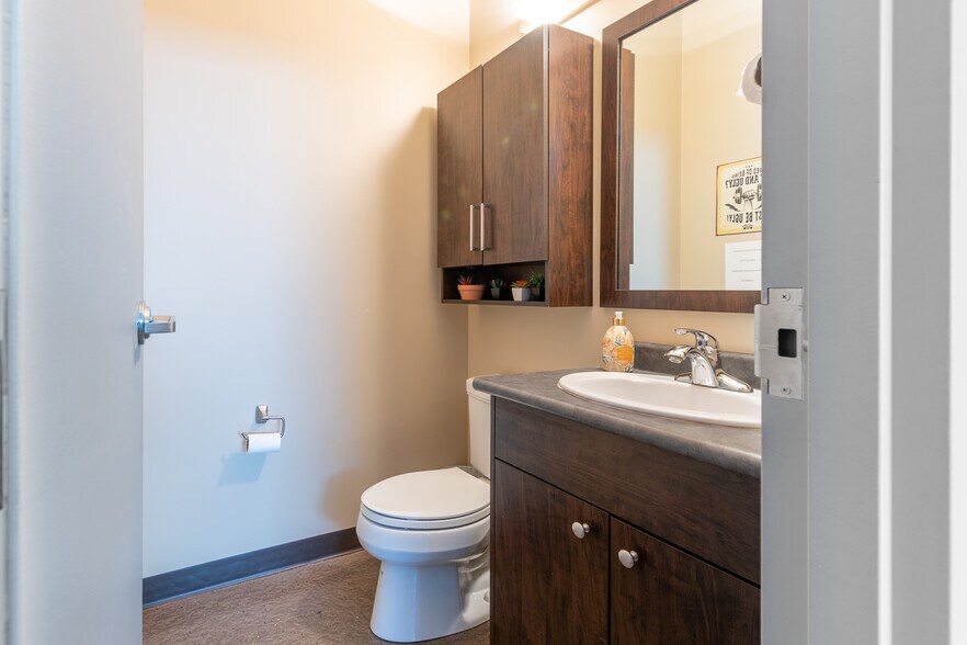 More Photos Of 5007 50 St, Lloydminster Office For Sale