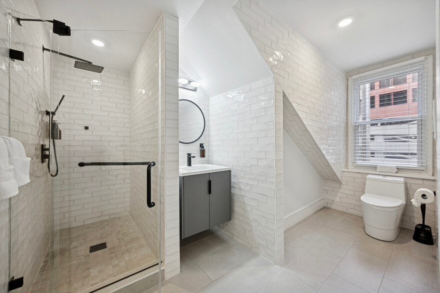 More Photos Of 1325 Spruce St, Philadelphia Hotel For Sale