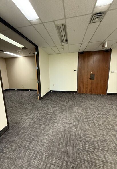 More Photos Of 425 Britannia Rd E, Mississauga Showroom For Lease