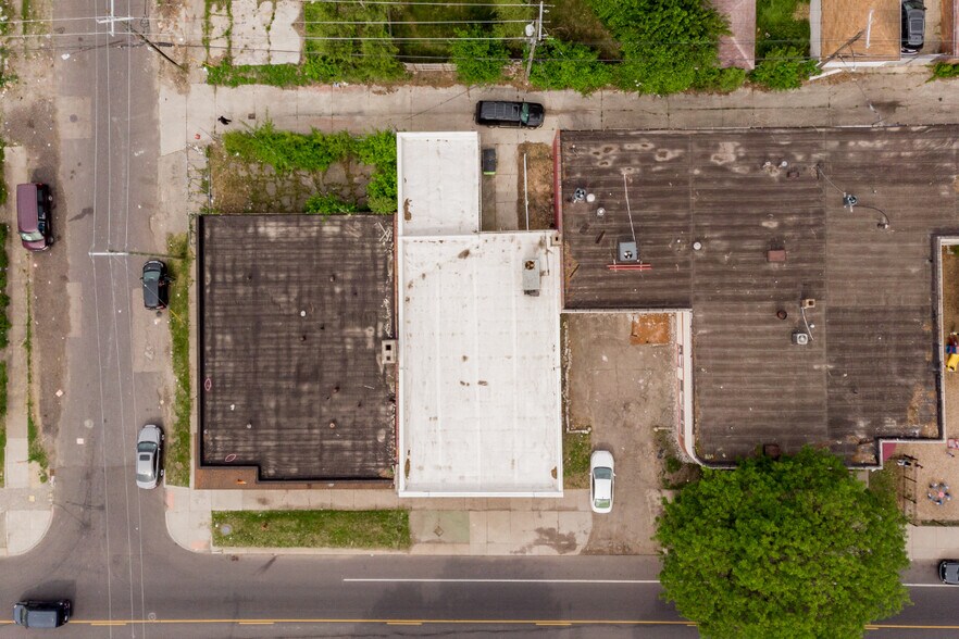 More Photos Of 16813 Wyoming St, Detroit Showroom For Lease