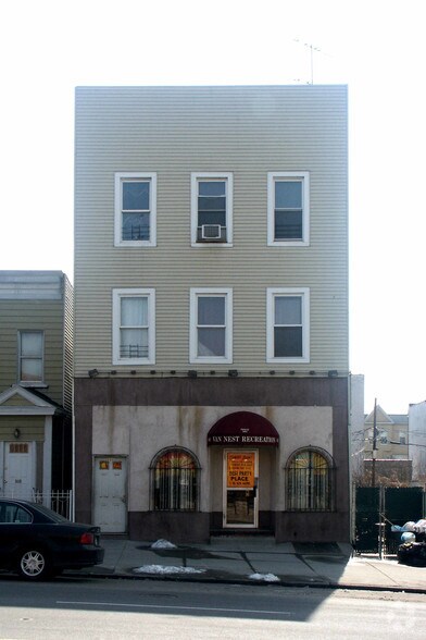 More Photos Of 866 Morris Park Ave, Bronx Storefront Retail Residential For Lease