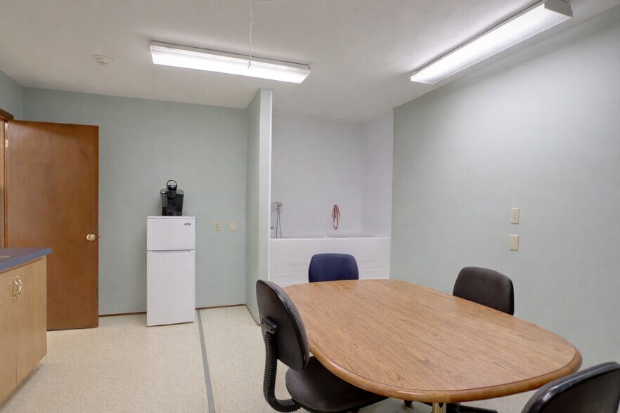 More Photos Of 762 Pre Emption Rd, Geneva Veterinarian Kennel For Sale