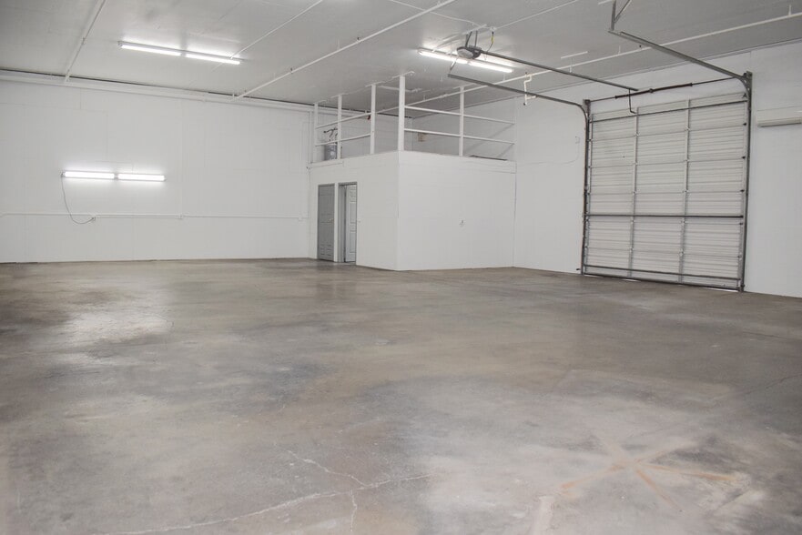 More Photos Of 4216 W 7th Ave, Eugene Warehouse For Lease
