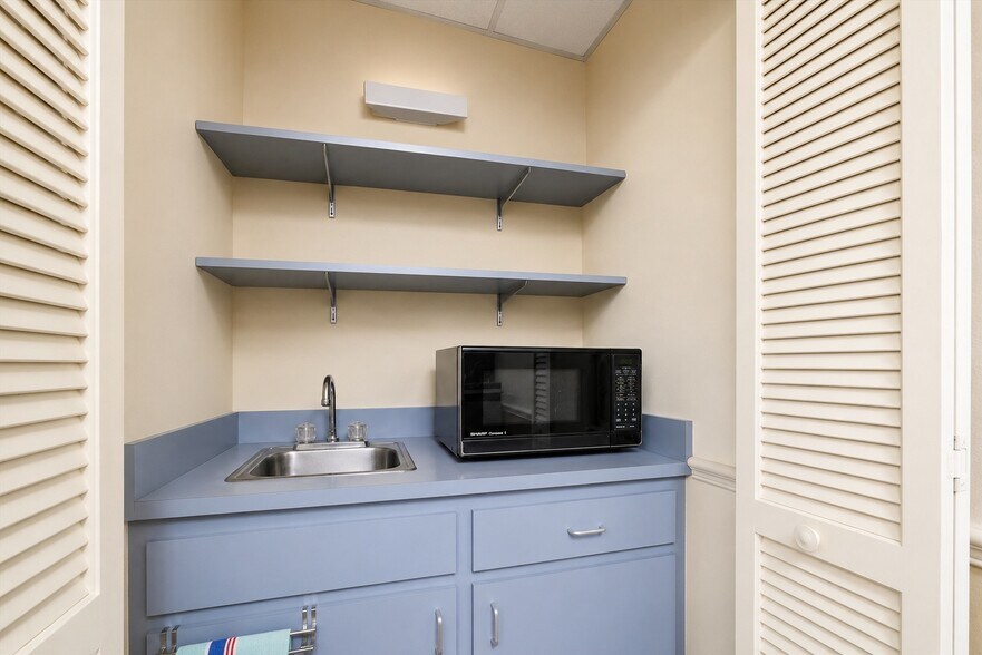 More Photos Of 1521-1525 Tamiami Trl S, Venice Office For Sale