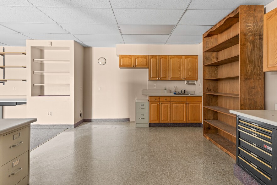 More Photos Of 901 Crown Point Rd, Westville Office For Lease