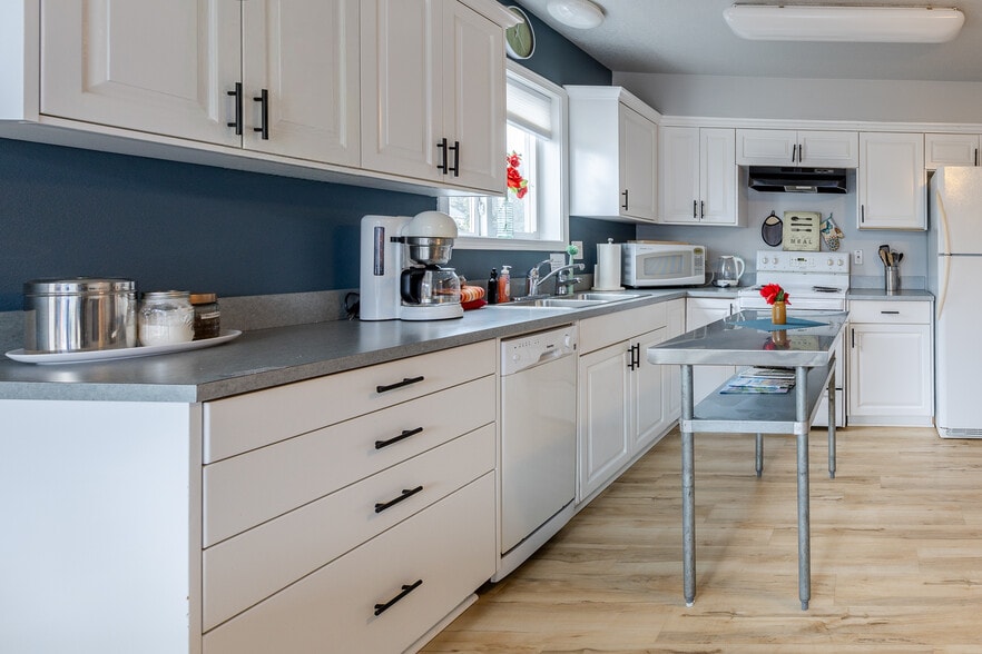 More Photos Of 105 S 6th Ave, Rockaway Beach Hotel For Sale