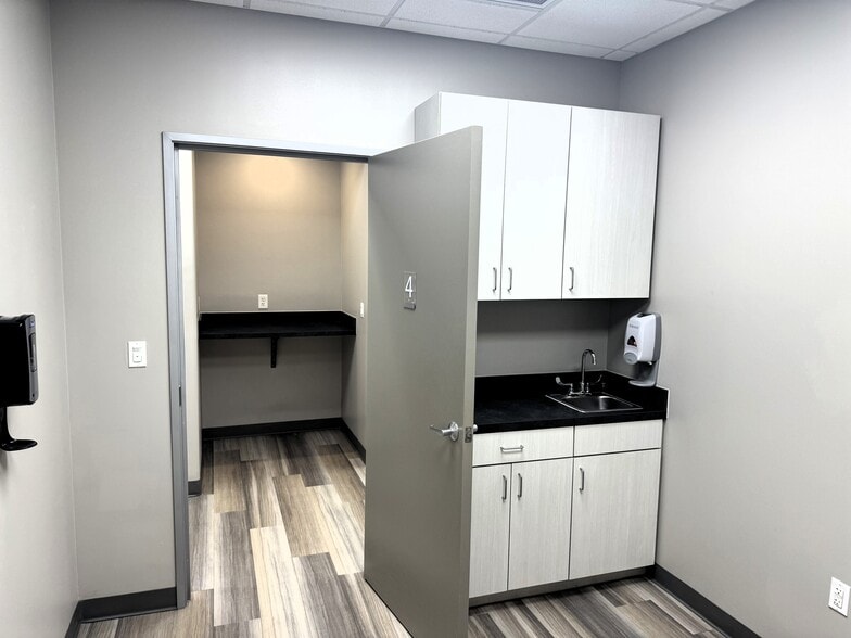 More Photos Of 4601 Old Shepard Place, Plano Medical For Lease