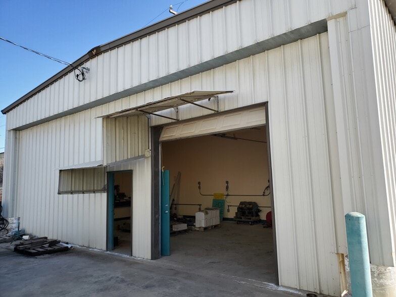 More Photos Of 330 1st St, Exeter Warehouse For Lease