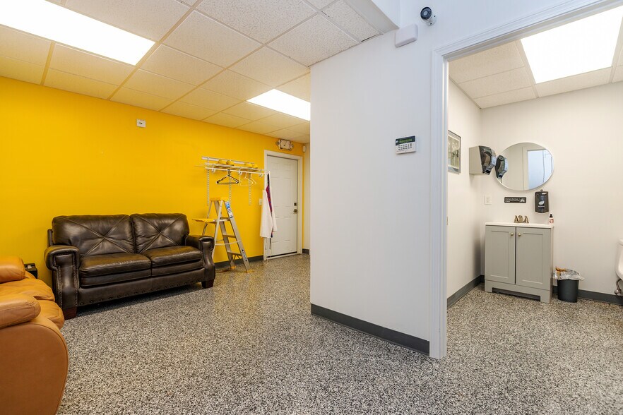More Photos Of 75 Roberts St, West Warwick Showroom For Sale