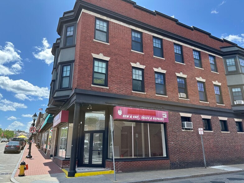 More Photos Of 443-455 Moody St, Waltham Storefront Retail Residential For Lease
