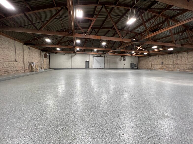 More Photos Of 2107 W Fulton St, Chicago Showroom For Lease