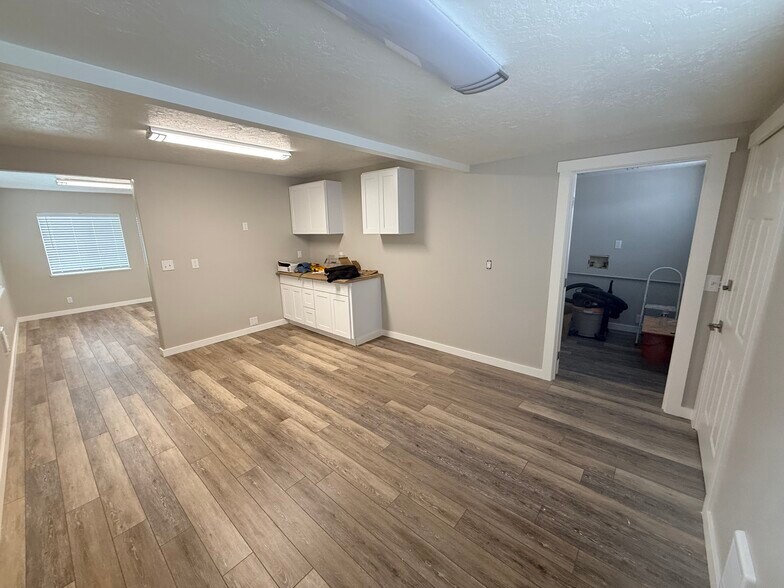 More Photos Of 490 N Pine St, Canby Service For Lease