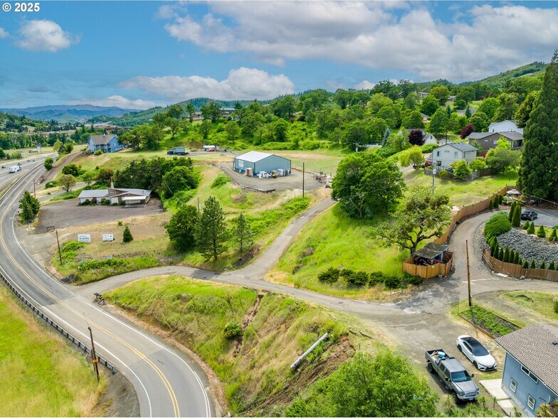 More Photos Of 161 Heritage Way, Roseburg Light Manufacturing For Sale