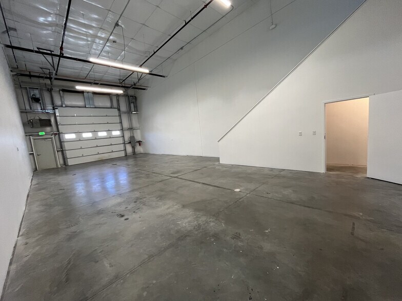 More Photos Of 9235 Eastman Park Dr, Windsor Light Manufacturing For Lease