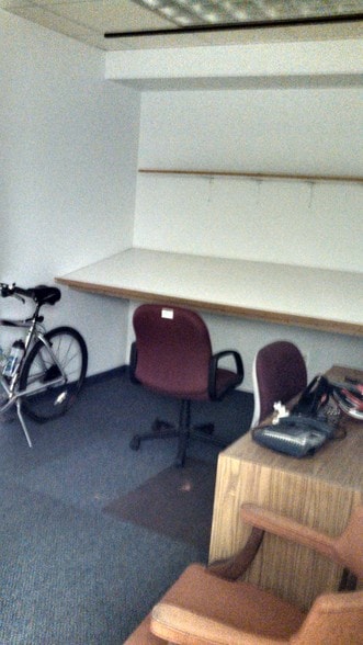 More Photos Of 1323 Shepard Dr, Sterling Showroom For Lease