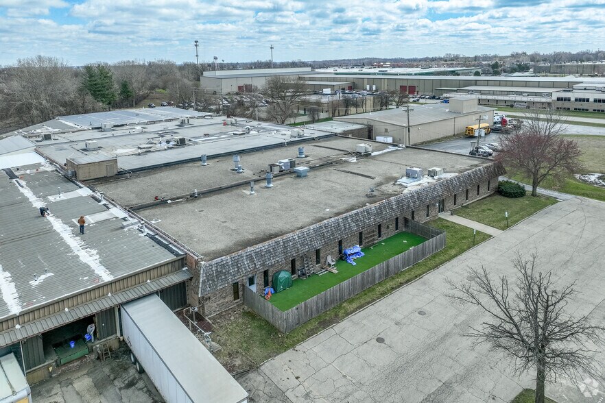 More Photos Of 6704 Pingree Rd, Crystal Lake Manufacturing For Lease